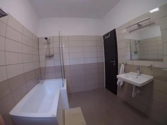 Varlak Vendeghaz 1 *